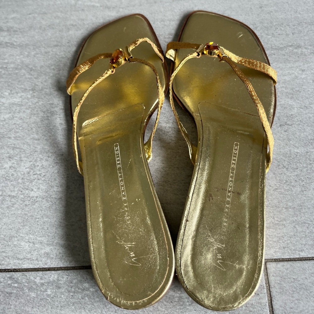 Giuseppe Zanotti Design Gold Sandals with Circular Gem - Picture 6 of 7